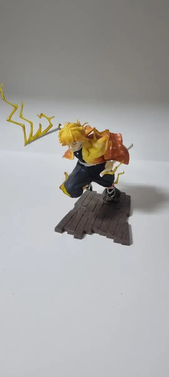 Demon Slayer Zenitsu Figure