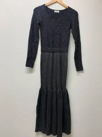 라메 믹스 다크 그레이 긴팔 니트 원피스