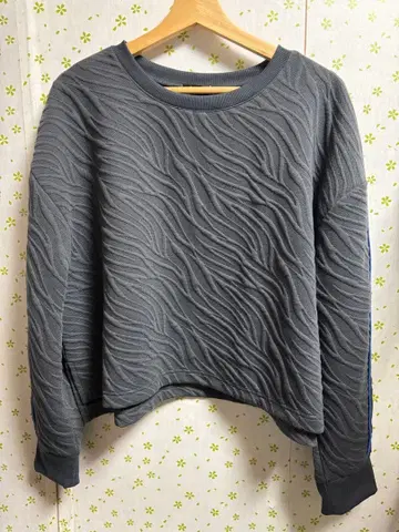 물결 무늬 부풀림 파이핑 풀오버 다크 그레이 긴팔 상의