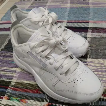 가격 인하!! 착용 2회 Reebok 화이트 스니커즈 23.5