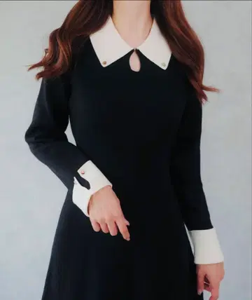 주노아 바이컬러 세미 플레어 니트 원피스