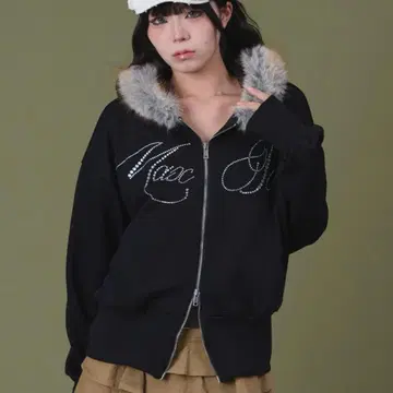 큐빅 로고 퍼 지퍼 후드티