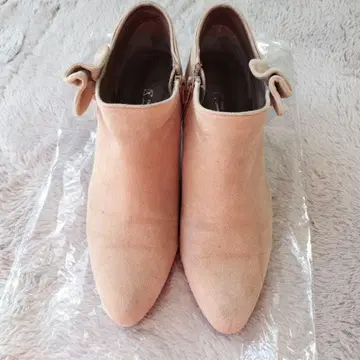 핑크 리본 포함 스웨이드 부티