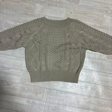 베이지 케이블 니트 긴팔 스웨터