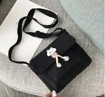 블랙 숄더백 캐릭터 포함