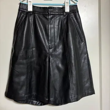 PAGE BOY 블랙 x 화이트 스티치 인조 가죽 숏팬츠