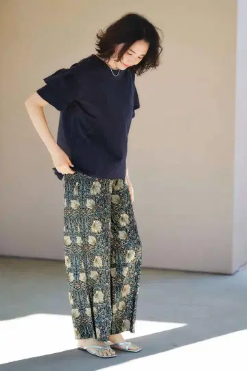 ferisimo 모리스 프릴 소매 T셔츠와 패턴 팬츠 세트