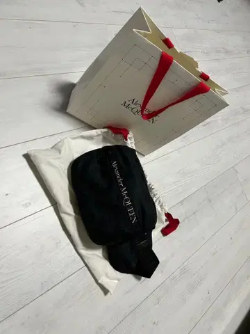 Alexander McQueen 바디백 블랙 수납 봉투 포함