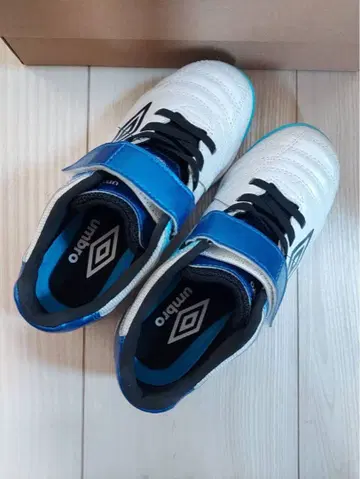 새상품급 umbro 18cm 축구화