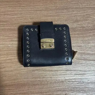 FURLA 스터드 장식 접이식 지갑 블랙