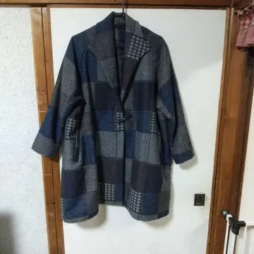 네이비 계열 체크 무늬 체스터 코트