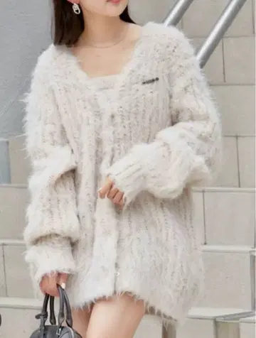 치코 브로치 포함 샤기 모헤어 가디건