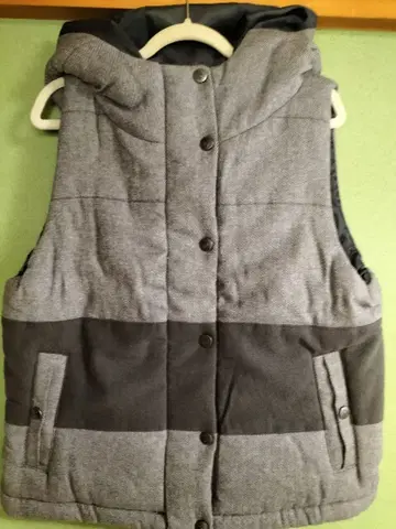 후드 부착 그레이와 블랙 다운 자켓