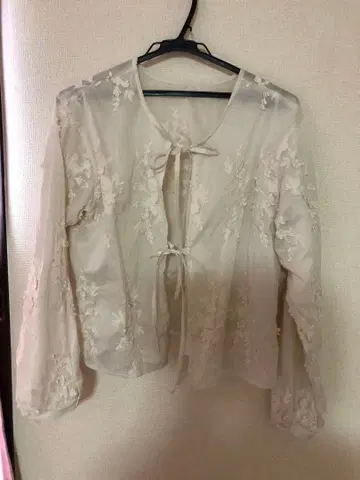 더블 프론트 3D 레이스 블라우스