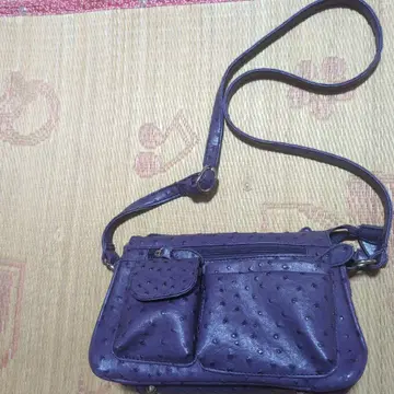 보라색 가죽 숄더백