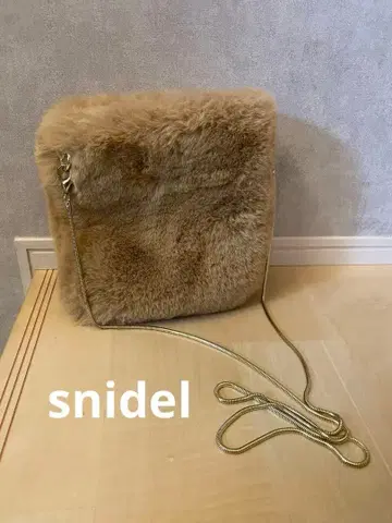 [ snidel ] 퍼 숄더백 베이지