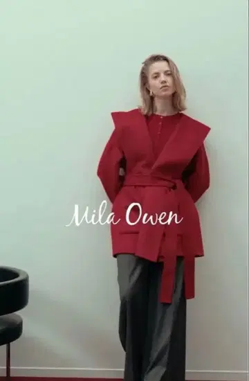 미라 오웬 동일 원단 벨트 부착 하프 기장 후드 리버 코트