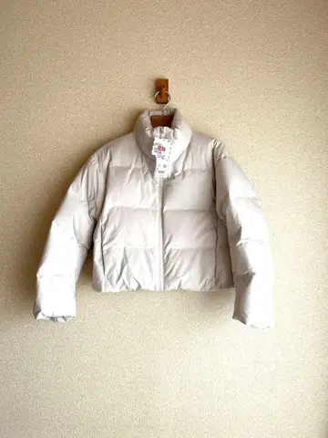 유니클로 심리스 다운 숏 자켓 S 사이즈 화이트 새상품 여성용 아우터