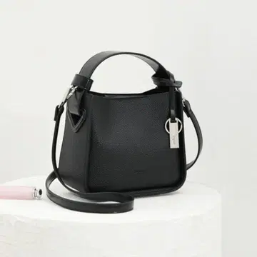 [ Ungrid ] 경량 소프트 슈링크 플레이트 참 부착 미니 숄더백