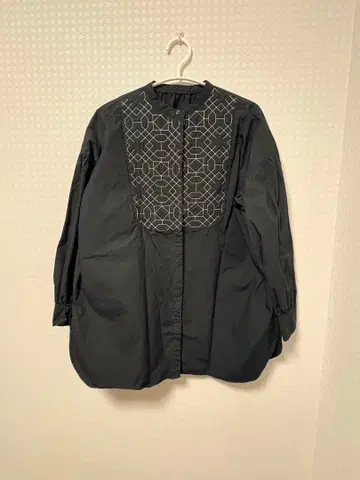 Discoat 자수 긴팔 개더 셔츠