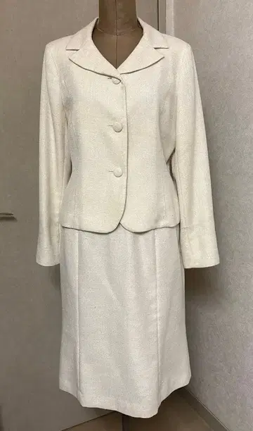 유키 토리이 아이보리 라메 소재 자켓과 스커트 수트