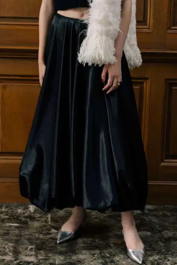 블랙 새틴 플레어 롱 스커트