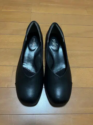 BELLFORT 블랙 펌프스 심플한 디자인