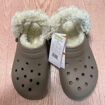 crocs 퍼 달린 사보 샌들