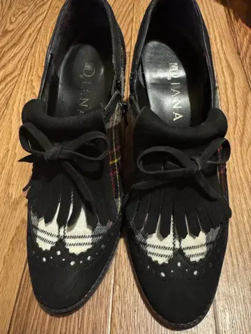 DIANA 프린지 부착 하이힐 펌프스