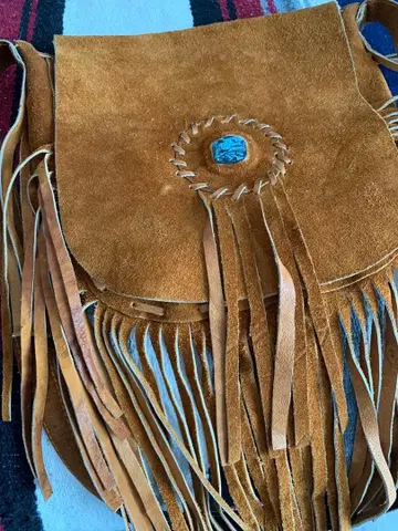 프린지 달린 스웨이드 숄더백