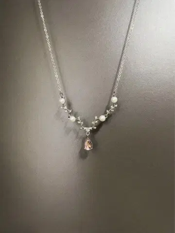 펄과 핑크 참의 목걸이
