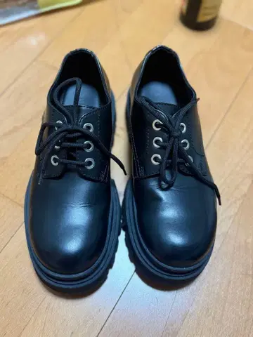 통굽 블랙 레이스업 슈즈