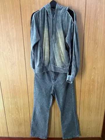 그레이 벨로아 후드 부착 후드티와 데님 세트