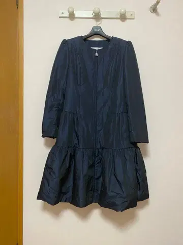 르네 네이비 티어드 다운 자켓