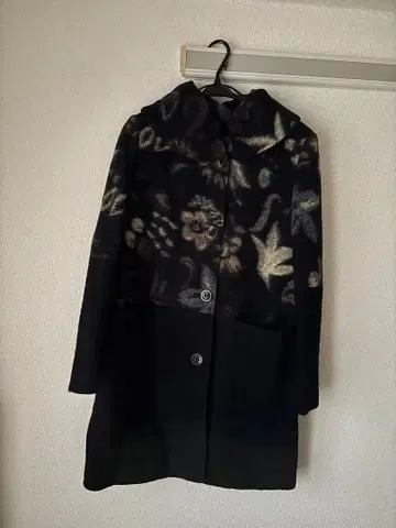 꽃무늬 블랙 코트