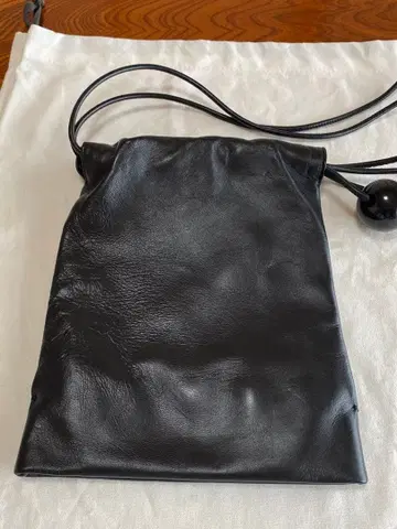 요시에 이나바 블랙 가죽 숄더백