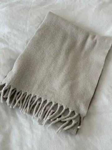 그레이와 베이지 색상의 프린지 머플러 (UNIQLO C)