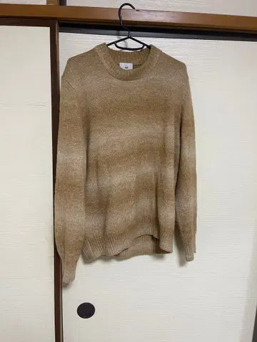 H&M 베이지 계열 그라데이션 크루넥 니트