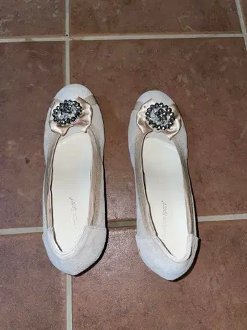 비쥬 장식 리본 베이지 플랫슈즈