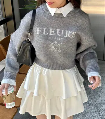 Chico 옷깃 탈부착 로고 자카드 숏 니트