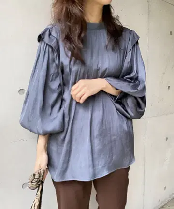 [ 새상품 ] 카프리슈 마쥬 드롭 절개 블라우스