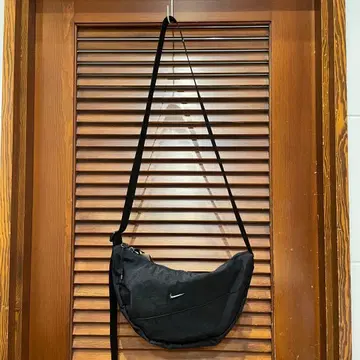 나이키 크레센트 크로스 바디백 블랙 HQ4370-013