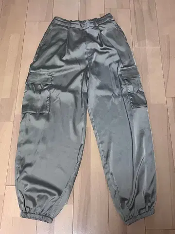 카키 새틴 카고 팬츠