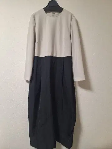 베이지와 블랙의 긴팔 원피스 사이즈 4