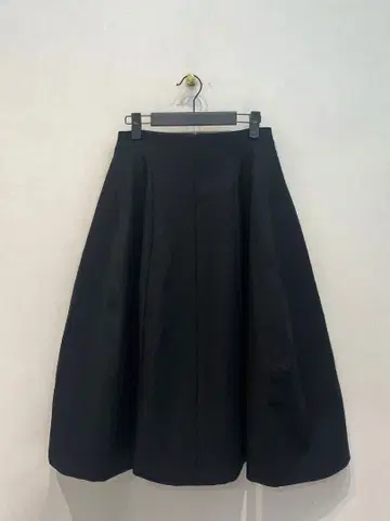 볼륨 실루엣 플레어 스커트 블랙