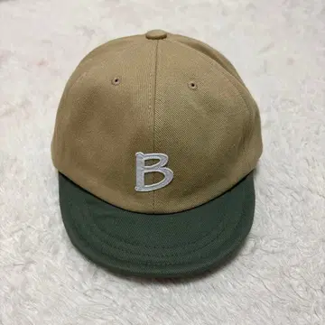 베이지와 올리브의 B 자수 캡