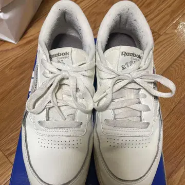 리복 클래식 화이트 스니커즈