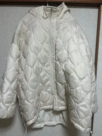 화이트 퀼팅 다운 자켓 후드 부착