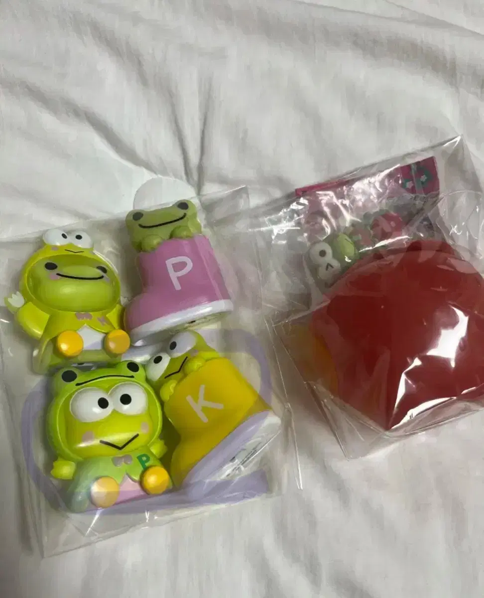 (Display only) Keroppi gacha bulk sale Sanrio + bonus strawberry gacha