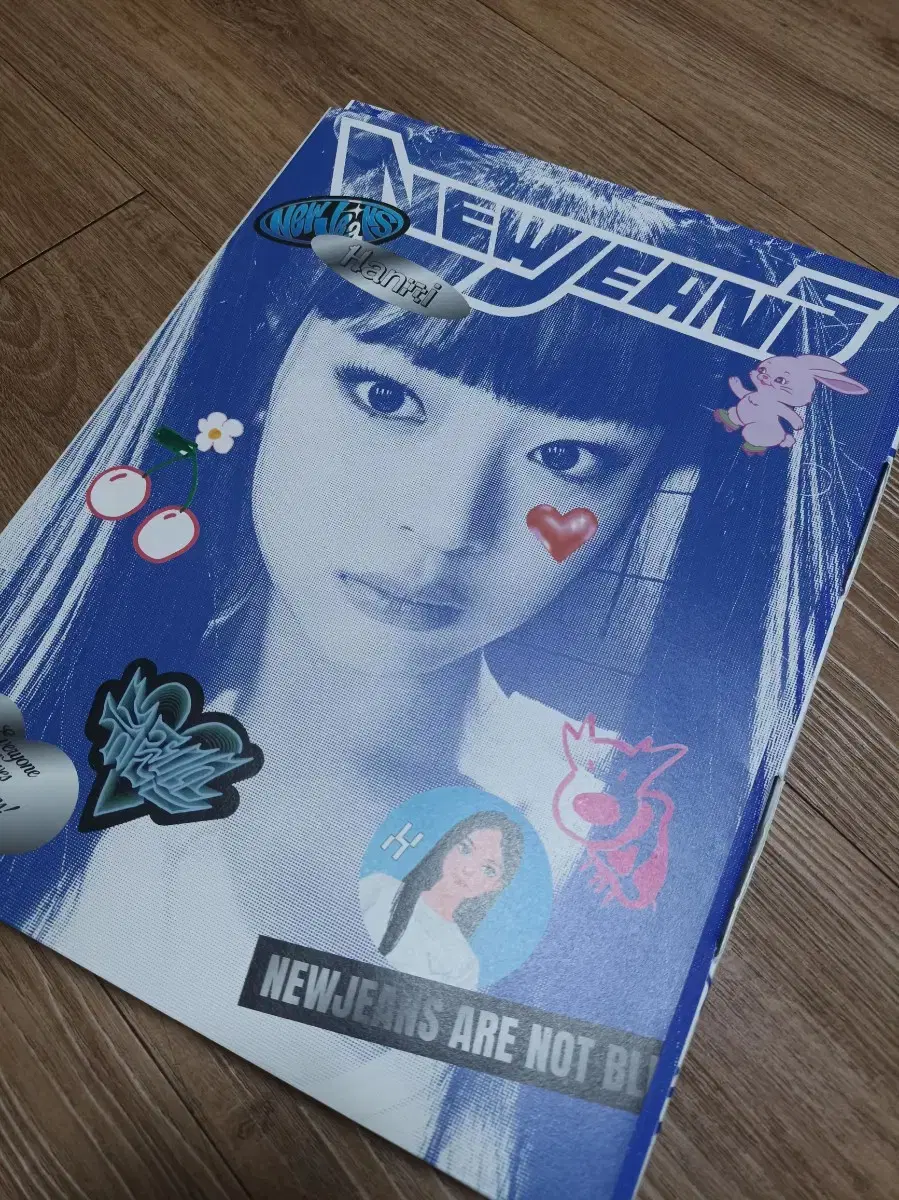 NewJeans Attention Bluebook Hanni